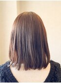 トゥルンとしたツヤ髪セミボブで春のお出かけはいかが？