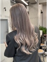 ヴァーディ オモテサンドウ(Vardy omotesando)&nbsp;グレージュ・ハイトーンロング・ケアブリーチ・シルバー