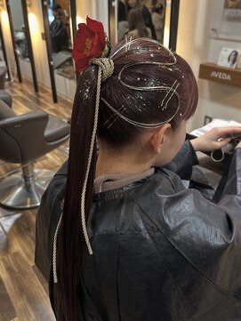 ブローチェアヴェダ 成人式ヘア［カチモリ/タイトヘア/お呼ばれ/結婚式/ヘアセット］