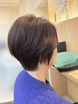 ウイバイファースト(u'i by first) 後頭部にボリュームがでるようにカットされたショートスタイル