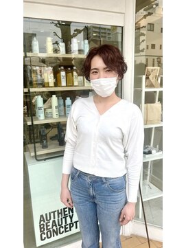 ヘアデザイン ソラ(Sola) 外国人風ショートパーマ 無造作斜めバング ハイトーンブラウン