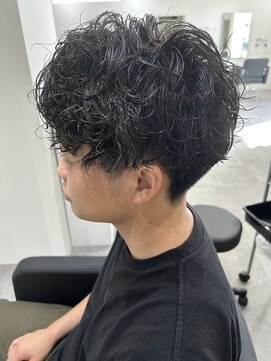 ヒュイル バイ ニアウ(Hwyl by Niau) メンズマッシュセンターパートスパイラルパーマニュアンスパーマ