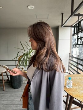 リバレッジ 広尾(Leverage) 大人外国人風ヘアカラーロングレイヤー：Maho Toda