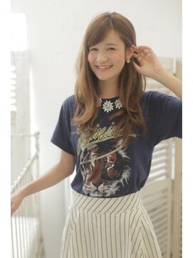 バズ ビー(BUZZ Bee) 大人可愛い外国人風アッシュベージュ×ロング