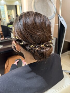 ルーウィン(LE WIN) シンプルなシニヨン × 金箔カチューシャ風