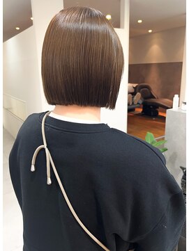 オリーブベージュ×コンパクトボブ