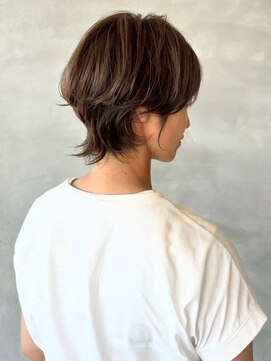 ハレ(hale) ショートウルフ レイヤーカット くびれヘア 外ハネ 20代30代