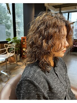 ビハインドザカーテン(BEHIND THE CURTAIN) レイヤーウルフ×ロングレイヤー×無造作パーマ