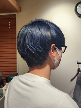 ヘアデザイン エソラ(hair design esora) ネイビーの逆インナーカラー