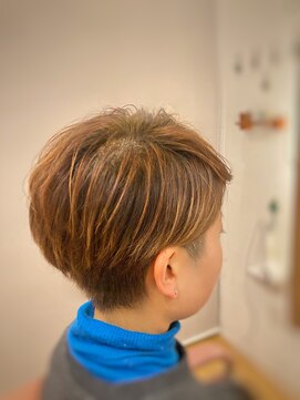 ソラ タニマチ(sora tanimachi) 大人女子の刈り上げショートヘア