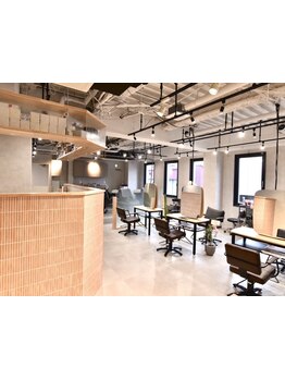 【梅田駅近】お洒落女性必見の人気サロン！髪質改善も♪《女性スタイリスト多数在籍》