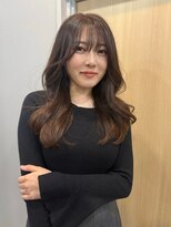 カミエ(kamie)&nbsp;ツヤ感たっぷり、ブラウンロングの大人っぽい仕上がり