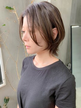 テトヘアー(teto hair) ウルフカット、ハンサムウルフ、グレージュ、ブリーチオンカラー