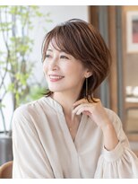 バグズ(Baguz) 50代60代ひし形レイヤーミディくびれ外ハネ上品若見えヘア