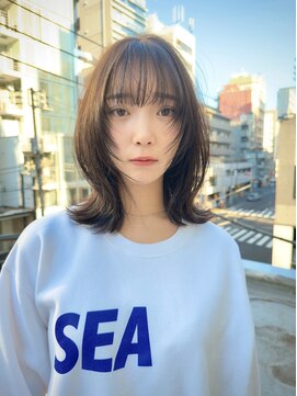 オグジュアリー 表参道(aux.) 顔まわりから包みこむ柔らかいミディアムレイヤー