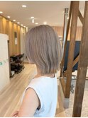 派手髪×ハイトーン×ミルクティーベージュ×切りっぱなしボブ
