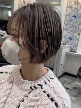 ヒルズ(BiBi hills)の写真/白髪を活かしたハイライトカラー、白髪ぼかしがおすすめ★ケアしながらワンランク上のお洒落Styleに♪