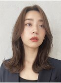 顔周りレイヤーカットくびれヘアミルクティーベージュカラー