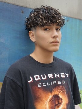 ウェイビーエフティフィフス 横浜西口(WAVEY ft.fifth) スペインカールラルフカールラフカールスキンフェードカット横浜