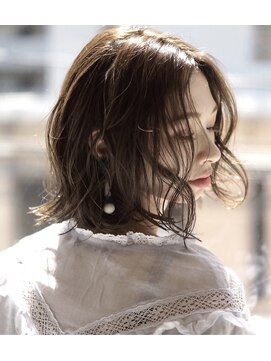 アトリエ フェム(atelier.fem) atelier.fem　ツヤ感のあるヌーディーカラー×ミディウェーブ