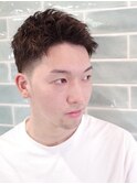 アップバングツーブロック黒髪刈り上げツイストパーマ