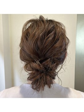 シェリ(Cheri) ルーズにまとめ髪アレンジ