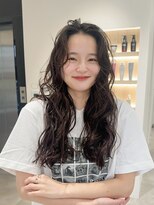 ジョエミバイアンアミ(joemi by Un ami)&nbsp;ロングパーマ / かきあげバング / グレージュカラー