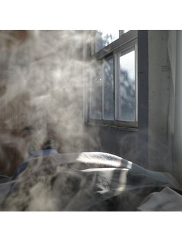 ヒト(h(y)to)の写真/まどろむ心地よさ。髪と心を整え、静かな癒しの時間に。