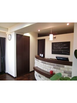 リラクシーな雰囲気、ゆったりと寛げる茶系を基調とした3席だけの空間は、贅沢で癒される時間が流れます★