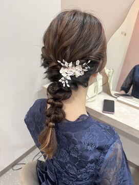 ミラ(Mila) 結婚式お呼ばれ♪大人可愛い編みおろしヘア