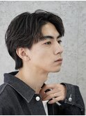 大人の抜け感を演出する、今トレンドのフェザーパーマ