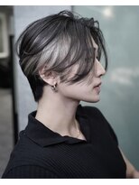 シン(syn)&nbsp;センターパートウルフ×ホワイトインナーカラー