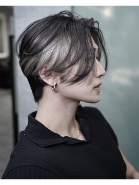 シン(syn) センターパートウルフ×ホワイトインナーカラー