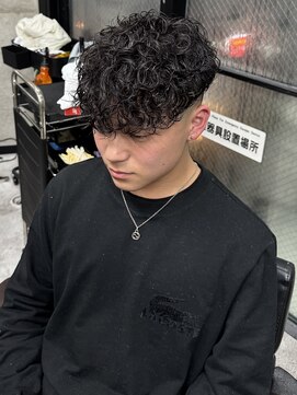 イーラ(era) スペインカール黒髪マッシュ前下がりスパイラルパーマ