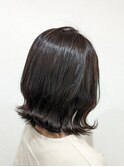 外はね　ミディアムの暗髪スタイル