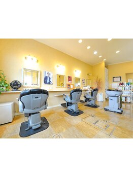 落ち着いた空間とくつろぎの時間、飾らないヘアを提供します。幅広い年齢層の男性に支持される人気サロン！