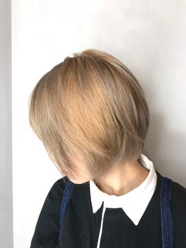 ラトリエ ブロカント 立川北口店(L'atelier BROCANTE) 丸みショート ベージュカラー 前下がり センシュアルショート