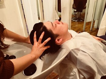 ヘアーユイット(hair huit)の写真/当店自慢のヘッドスパで癒されてみませんか？傷んだ髪や頭皮の汚れもリセット♪huitでくつろぎの空間を…