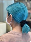 ２次元のようなブルーヘアー