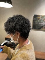 アッシュブラック波巻きセンターパートウルフ癖毛パーマ