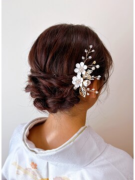 ヘアーボー ラーラ(hairbeau L'ala) ルーズアップシニヨン