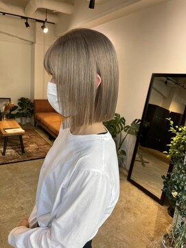 メリー オオサカ(Merly Osaka) 切りっぱなしダークブロンド_くすみパールベージュ_