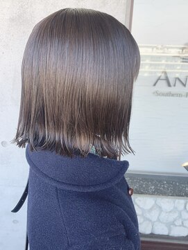 アンツ サザンリゾート 茅ヶ崎店(ANT'S Southern Resort) デザインカラー/レイヤーカット/ウェットヘア/オリーブベージュ