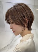 ショートカットくびれショート前下がりボブベージュカラー40代