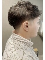 リア(Li'a)&nbsp;テーパーフェード＋スパイラルパーマ＋お洒落スタイル