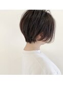 前髪長めのショートボブスタイル
