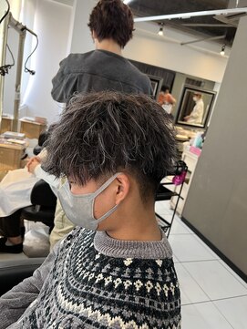 アイズ 海老名(AIZU) ハイライトツイストスパイラルパーマアップバングスパイキー