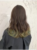 カーキベージュ×裾カラー×グリーン