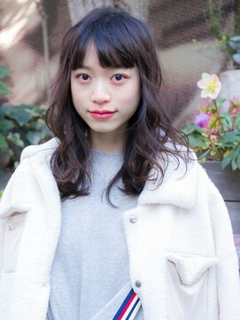 ルティア(Lutia) 小顔ヘア　黒髪スタイル　ニュアンスウェーブ