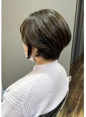 アッシュグレージュカラー・前下がり耳かけショートボブ